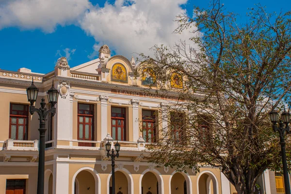 Tomas spugna teatro dall'interno a Cienfuegos, Cuba — Foto Stock