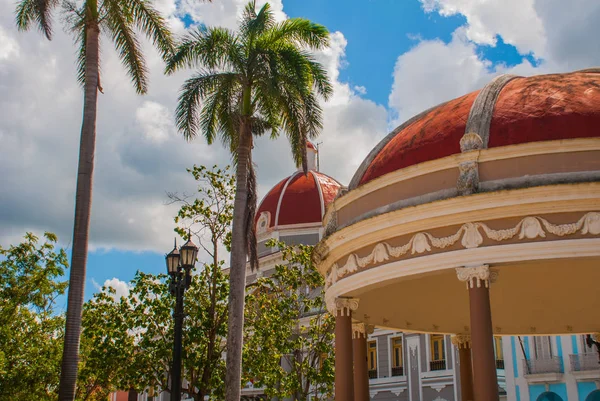 Cienfuegos, Kuba: Pohled na náměstí Parque Jose Marti v Cienfuegos. Obec a rotunda s červenou kopulí. — Stock fotografie