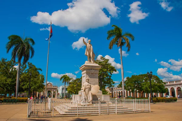 Jose Marti emlékmű vagy szobor Cienfuegos Plaza, amely hordozza a nevét. Kuba — Stock Fotó