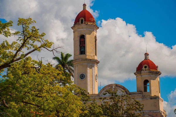 CIENFUEGOS, CUBA: Catedral da Imaculada Conceição, Praça José Marti. A Catedral em estilo neoclássico no centro da cidade no fundo do céu azul — Fotografia de Stock