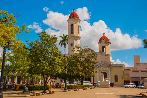 CIENFUEGOS, CUBA: Catedral de la Inmaculada Concepción, ubicada en la plaza José Martí en el centro de la ciudad cubana. Incluido en la lista del patrimonio mundial de la UNESCO . — Foto de Stock