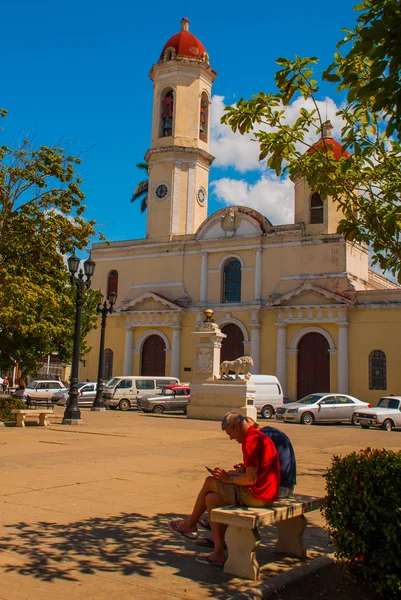 Cienfuegos, kuba: Kathedrale der unbefleckten Empfängnis, gelegen auf dem jose marti platz im zentrum der kubanischen stadt. Aufnahme in die Unesco-Welterbeliste. — Stockfoto