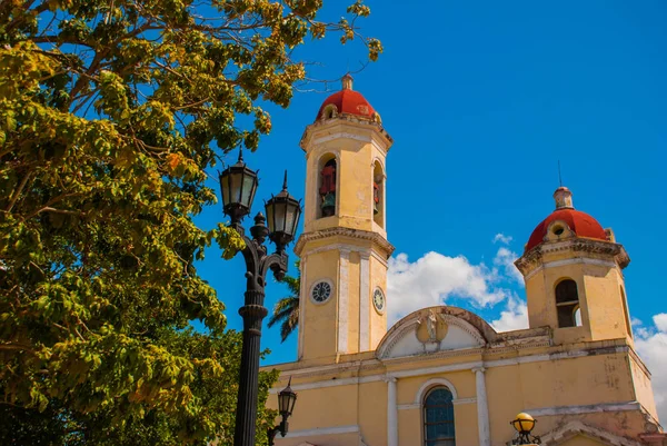 CIENFUEGOS, CUBA: Cattedrale dell'Immacolata Concezione, situata in piazza Marti nel centro della città cubana di Cienfuegos. Inserito nella lista del patrimonio mondiale dell'UNESCO, è stato costruito nella neoclassica — Foto Stock
