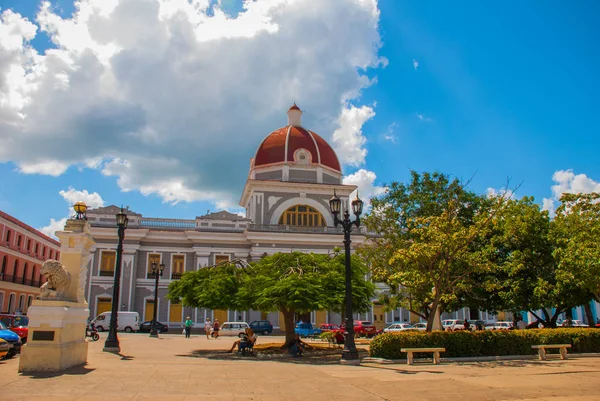 CIENFUEGOS, CUBA: El Edificio del Municipio. Vista de la plaza Parque José Martí en Cienfuegos . — Foto de Stock