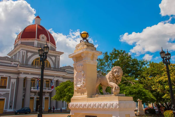 Cienfuegos, Kuba: Fehér kő oroszlán szobor. Az épület elhelyezkedik. Parque Jose Marti téren Cienfuegos képe. — Stock Fotó
