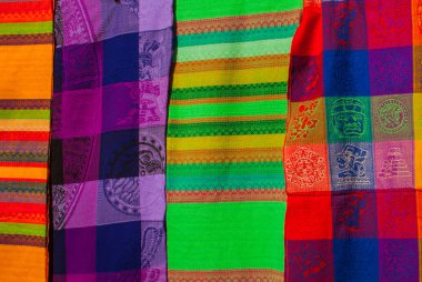 Piyasada bir hatıra. Çok renkli kıyafetler. Meksika'nın milli kıyafetler. Çok renkli kumaşlar için latin Amerika kültürü temsilcisi olmak. Şal parlak renkli