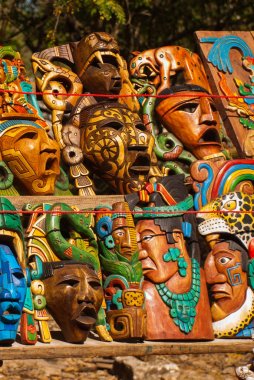 Piyasada bulunan turistler için Meksika el sanatları. Renkli Hatıra Eşyası maskeleri Maya savaşçı. Meksika
