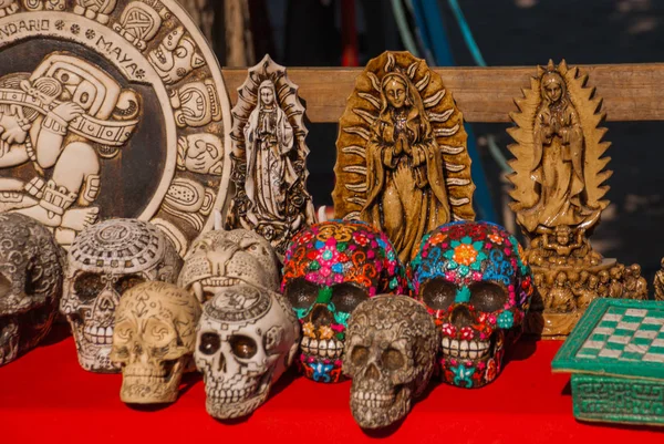 Σουβενίρ για τους τουρίστες στο Μεξικό στην αγορά. Ffigurines και τα αγάλματα, πλάκες των Μάγια, κρανία, μητέρα του Θεού — Φωτογραφία Αρχείου