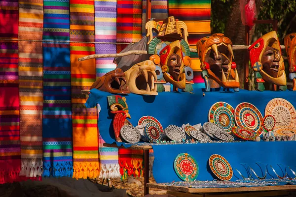 Suvenýry z Mexika na trhu. Mexické řemeslné výrobky, výšivky na tkanině, talíře, pyramidy — Stock fotografie