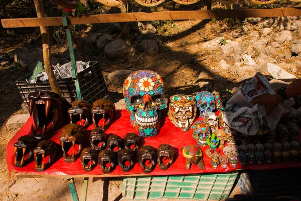 Souvenirs uit Mexico. Ambachten die worden verkocht op de markt. Enorme multi-gekleurde schedel — Stockfoto