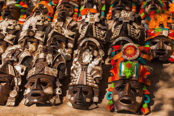 Artesanía mexicana para turistas en el mercado. Recuerdos coloridos, máscaras de guerreros mayas. México. — Foto de Stock