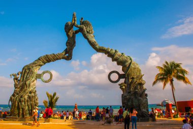 Bir Playa del Carmen, Riviera Maya, Meksika: Playa del Carmen sahilde insanlar. Kadın ve erkek heykeller şeklinde plaja giriş
