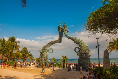 Playa Del Carmen, Meksika: Portal Maya, Maya kapılarında plaja giriş, erkekler ve kadınlar, Riviera Maya için bir anıt.