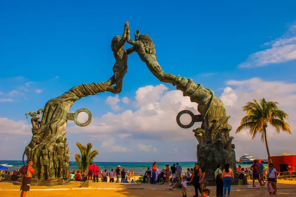 墨西哥的卡门海滩: 门户玛雅人, 玛雅门在海滩的入口, 一座男人和女人的纪念碑, 里维埃拉玛雅. — 图库照片