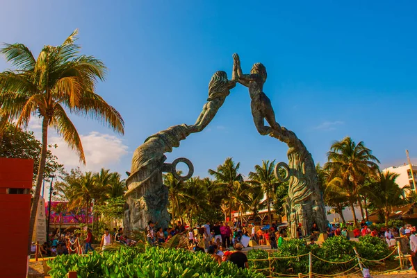 Playa del Carmen, Riviera Maya, México: Gente en la playa de Playa del Carmen. Entrada a la playa en forma de esculturas de mujeres y hombres —  Fotos de Stock