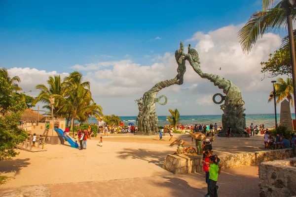 PLAYA DEL CARMEN, MÉXICO: Portal Maya, puertas mayas a la entrada de la playa y muchos turistas, Riviera Maya —  Fotos de Stock