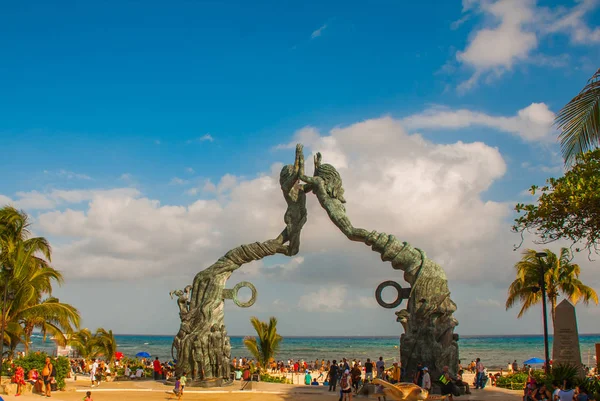 Playa del Carmen, Riviera Maya, México: Pessoas na praia em Playa del Carmen. Entrada para a praia na forma de esculturas de mulheres e homens — Fotografia de Stock