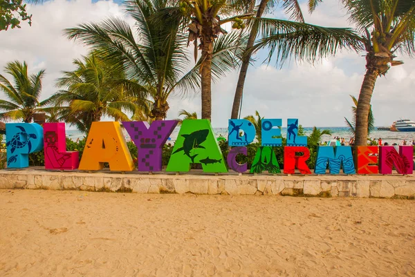 Playa del Carmen, México: Vista abierta de las enormes palabras de Playa junto a la playa en Playa del Carmen, Riviera Maya, México —  Fotos de Stock