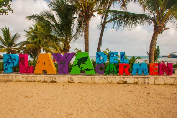 Playa del Carmen, México: Vista abierta de las enormes palabras de Playa junto a la playa en Playa del Carmen, Riviera Maya, México —  Fotos de Stock