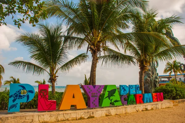 Playa del Carmen, México: Vista aberta das palavras enormes de Playa pela praia em Playa del Carmen, Riviera Maya, México — Fotografia de Stock