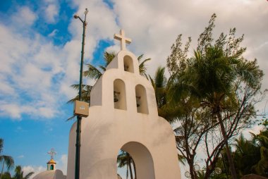 Bir Playa del Carmen, Meksika, Riviera Maya: Katolik Kilisesi ve palmiye ağaçlarının arka plan üzerinde. Plaza Mayor