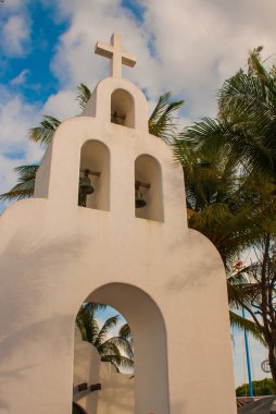 Bir Playa del Carmen, Meksika, Riviera Maya: Katolik Kilisesi ve palmiye ağaçlarının arka plan üzerinde. Plaza Mayor