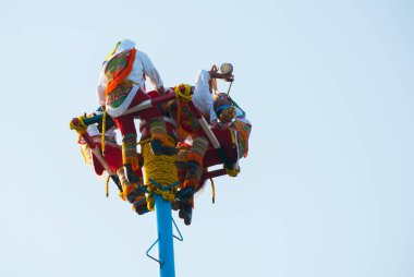 Bir Playa del Carmen, Meksika, Riviera Maya: Los Voladores dans eski ritüel performans Totonac