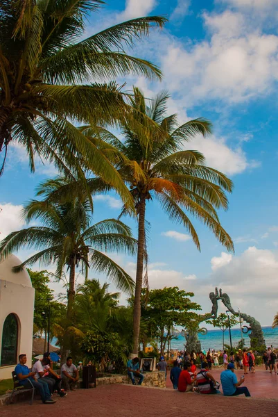 Playa del Carmen Riviera Maya, Mexico: Tall kokospalmen tegen de hemel. Toeristen zijn bij de ingang naar het strand — Stockfoto