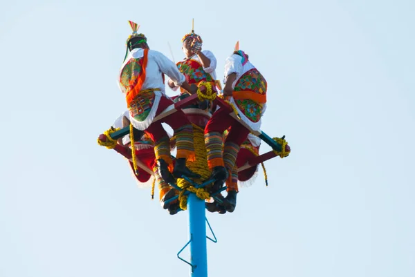 Playa del Carmen, México, Riviera Maya: Danza de Los Voladores el Totonac, realizando un antiguo ritual — Foto de Stock