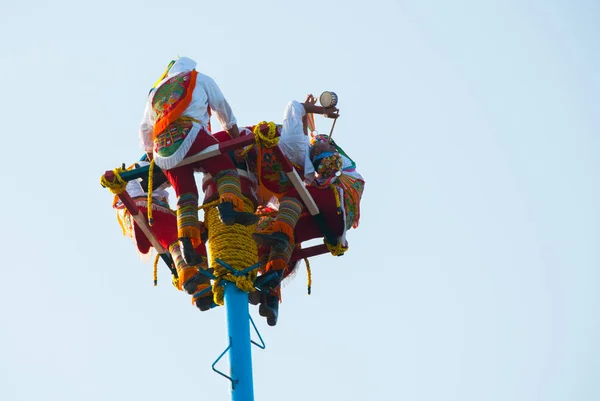 Playa del Carmen, México, Riviera Maya: Danza de Los Voladores el Totonac, realizando un antiguo ritual — Foto de Stock