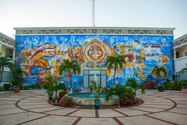 Centro da cidade Playa del Carmen. Mosaico no edifício e a fonte no pátio. México, Riviera Maya — Fotografia de Stock