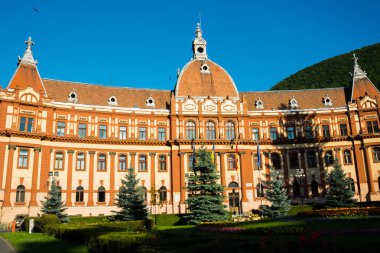 Şu anda Brasov Valiliği, İlçe Meclisi ve Temyiz Mahkemesi 'ne ev sahipliği yapan Adalet Sarayı ön cephe binasının manzarası. Brasov, Romanya.