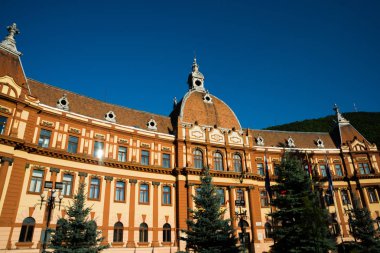 Şu anda Brasov Valiliği, İlçe Meclisi ve Temyiz Mahkemesi 'ne ev sahipliği yapan Adalet Sarayı ön cephe binasının manzarası. Brasov, Romanya.