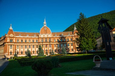 Şu anda Brasov Valiliği, İlçe Meclisi ve Temyiz Mahkemesi 'ne ev sahipliği yapan Adalet Sarayı ön cephe binasının manzarası. Brasov, Romanya.