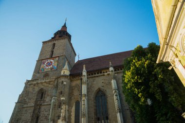 Brasov, Romanya: Brasov 'da bulutlu mavi gökyüzünün arka planına sahip Siyah Kilise.
