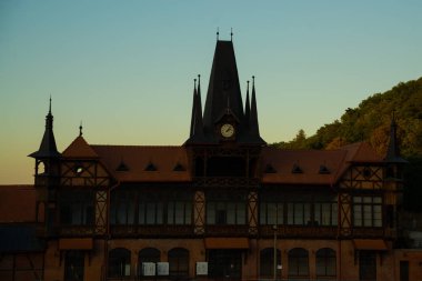 Romanya, Brasov, Transilvanya: Eski kentteki güzel Gotik binası gün batımında. Şehir manzaralı akşam manzarası.