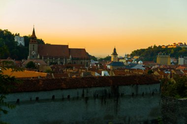 Brasov, Transilvanya. Romanya: Eski kent merkezi ve Tampa dağının panoramik manzarası.