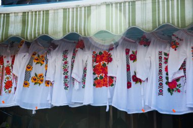 Sinaia, Romanya: Turistler için güzel renkli geleneksel kıyafetler.