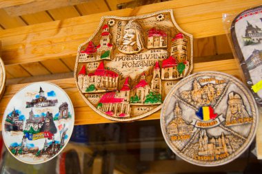 Sinaia, Romanya: Turistler için güzel renkli hediyelikler.