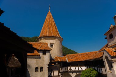 Bran, Romanya: Drakula 'nın Kalesi. Romanya 'nın ulusal bir heykeli ve simgesi olan Bran Şatosu' nun iç bahçesi.