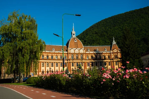 Vista del edificio de la fachada del Palacio de Justicia que actualmente alberga la Prefectura de Brasov, el Consejo del Condado y el Tribunal de Apelación. Brasov, Rumania . —  Fotos de Stock