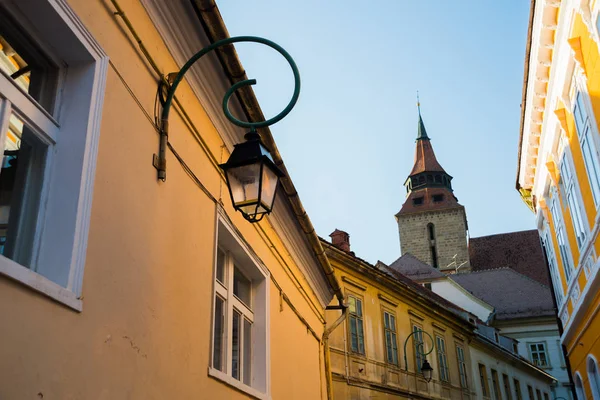 Brasov, Rumunsko: Černý kostel na pozadí modré oblohy s mraky v Brasově. — Stock fotografie