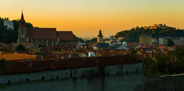 Brasov, Transsylvanien. Rumänien: Panoramautsikt över den gamla stadskärnan och Tampa berget. — Stockfoto