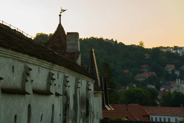 Brasov, Transilvania. Rumania: El hermoso paisaje de la ciudad por la noche. Panorama del casco antiguo al atardecer . —  Fotos de Stock