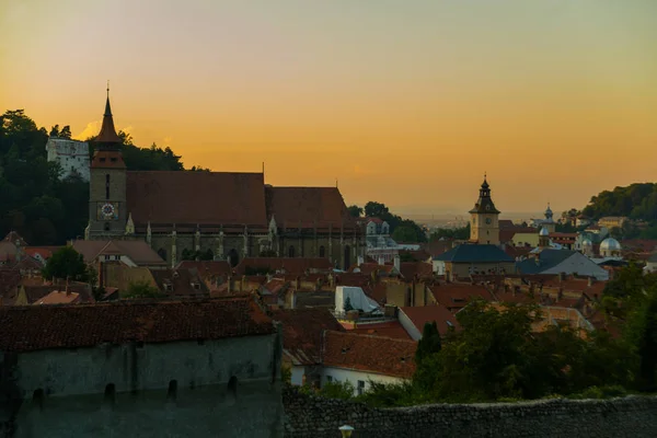 Brasov, Transsylvanien. Rumänien: Det vackra landskapet i staden på kvällen. Panorama över gamla stan vid solnedgången. — Stockfoto