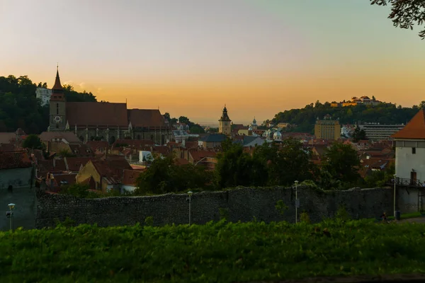 Brasow, Siedmiogród. Rumunia: Piękny krajobraz miasta wieczorem. Panorama starego miasta o zachodzie słońca. — Zdjęcie stockowe