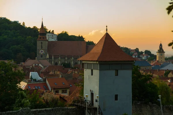 Brasov, Transilvânia. Romênia: A bela paisagem da cidade à noite. Panorama da cidade velha ao pôr do sol . — Fotografia de Stock