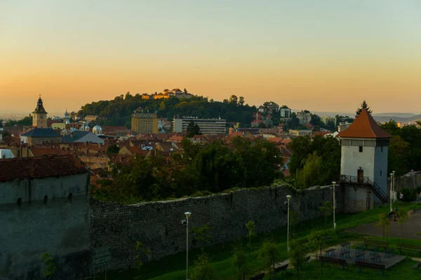 Брашов, Трансильвания. Румыния: Прекрасный пейзаж города в вечернее время. Панорама старого города на закате . — стоковое фото