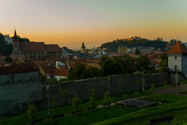 Brasow, Siedmiogród. Rumunia: Piękny krajobraz miasta wieczorem. Panorama starego miasta o zachodzie słońca. — Zdjęcie stockowe