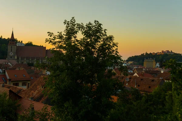 Brasow, Siedmiogród. Rumunia: Piękny krajobraz miasta wieczorem. Panorama starego miasta o zachodzie słońca. — Zdjęcie stockowe